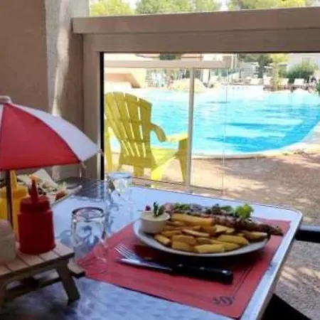 ZEcamping 3 étoiles parc aquatique piscine à 2km de la plage animaux acceptés * Bormes-les-Mimosas