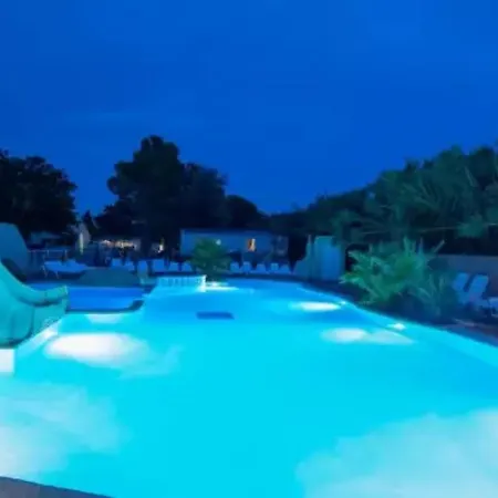 ZEcamping 3 étoiles parc aquatique piscine à 2km de la plage animaux acceptés Parque de Campismo Bormes-les-Mimosas