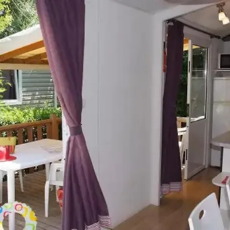 ZEcamping 3 étoiles parc aquatique piscine à 2km de la plage animaux acceptés